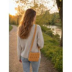 Medová háčkovaná crossbody kabelka